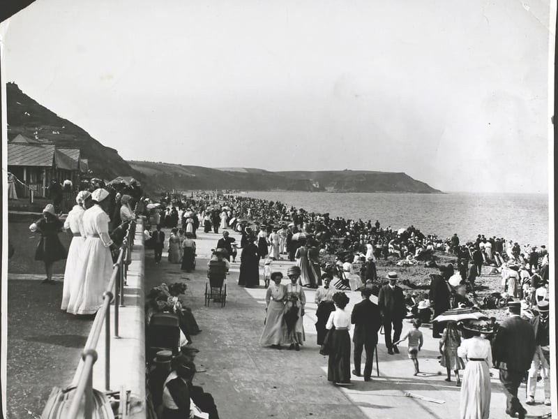 Circa 1913; Crowds on the North Beach at Scarborough. (Photo by Hulton Archive/Getty Images)