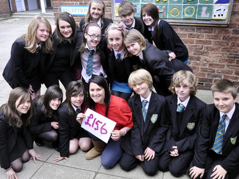 Lori-Suzanne Kellett with some of the Scalby School pupils who raised £156 for the Candlelighters charity.
102163