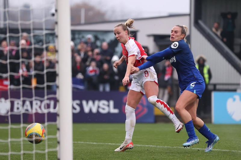 Beth Mead scores her side's third goal during the Barclays Women´s Super League match between Arsenal FC and West Ham United. 
Photo by Alex Pantling/Getty Images.