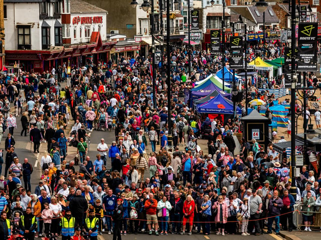 Crowds watching the parades in the formal area along Foreshore Road.