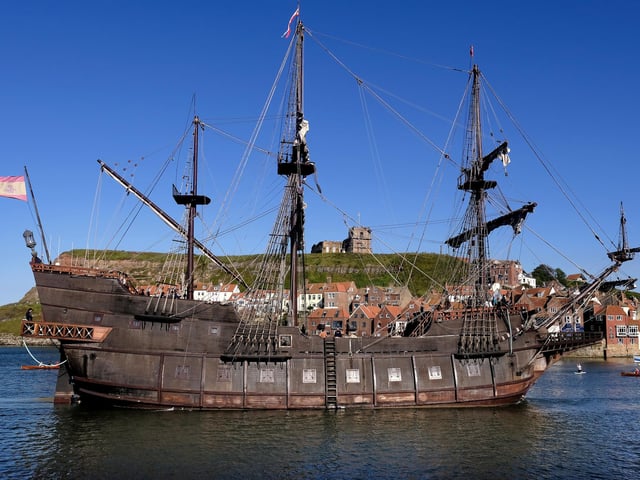Galeón Andalucía proves a real crowd-puller as she arrives in Whitby on a sunny evening.