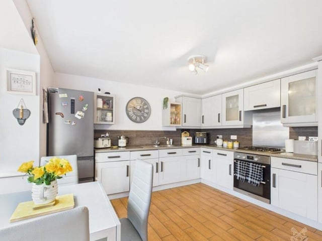 A bright and modern dining kitchen.