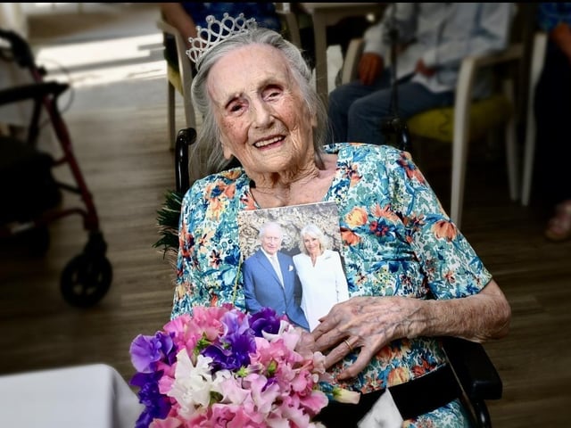 Mrs Barbara Gardiner and her card from King Charles and Queen Camilla