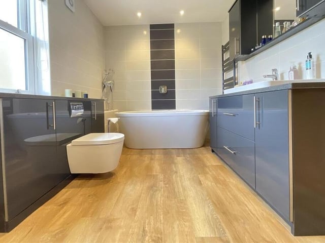 A contemporary bathroom.