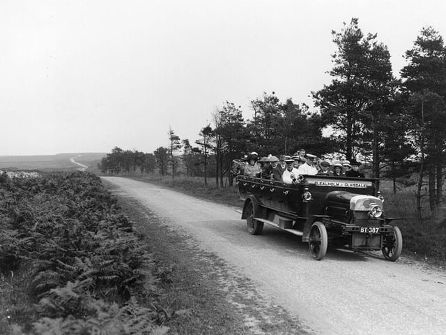 1913: An early open topped charabanc taking passengers on a trip over the moors, near Whitby, North Yorkshire.
(Photo by Hulton Archive/Getty Images)
