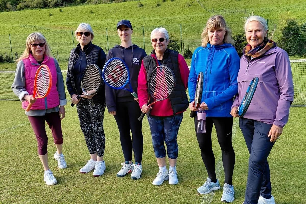 Die Mixed-Teams A und C des Hackness and Scarborough Tennis Clubs erzielen ...