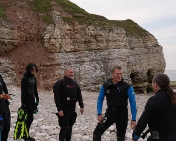 Robert E Fuller (second right) chats with Snorkelling Environmental Adventure members. Image courtesy of Robert E Fuller
