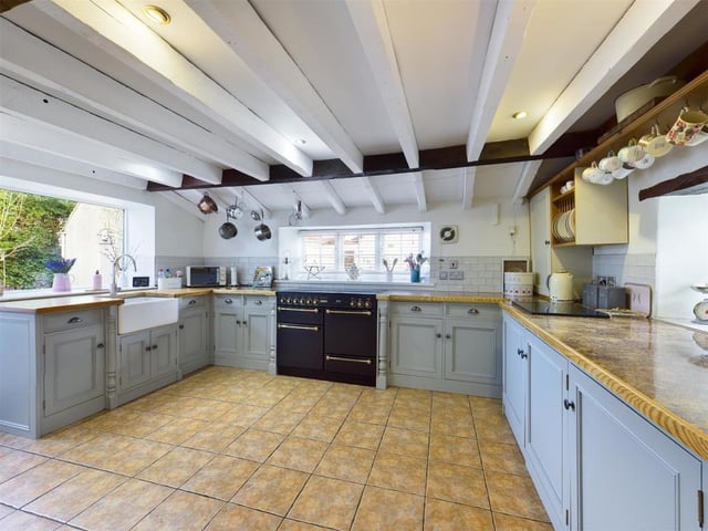 A stunning, well equipped kitchen with diner.