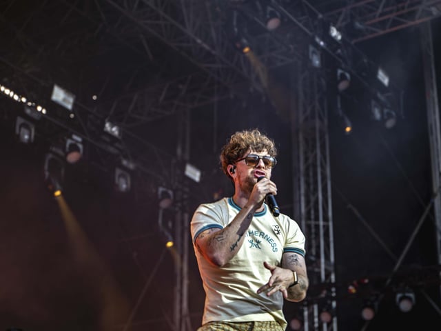Tom Grennan looked dapper in an all-yellow outfit.