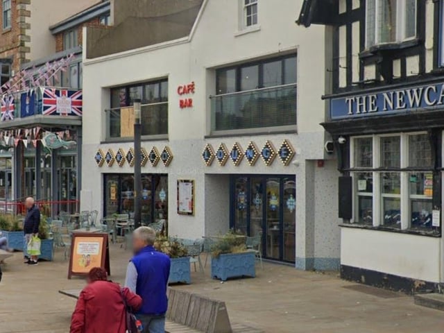 This relaxed neighbourhood café/bar is the place where you and your faithful companions can enjoy a long lazy breakfast, brunch & lunch, or relaxed dinner. The tables are quite widely set out for larger hounds, who like to take it easy.