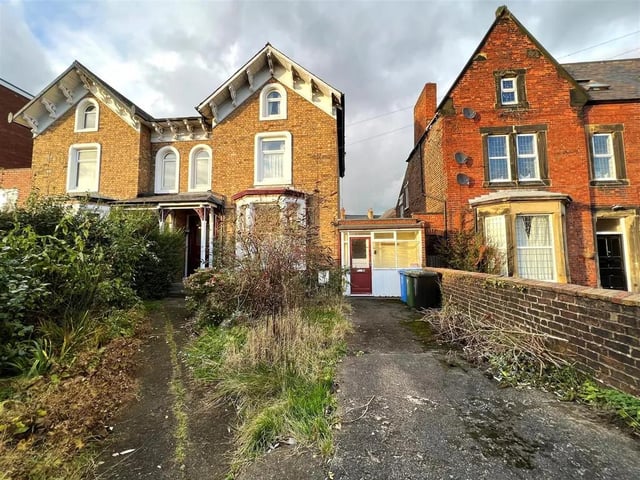 This two bedroom and one bathroom flat is for sale with Ellis Hay with a guide price of £112,000