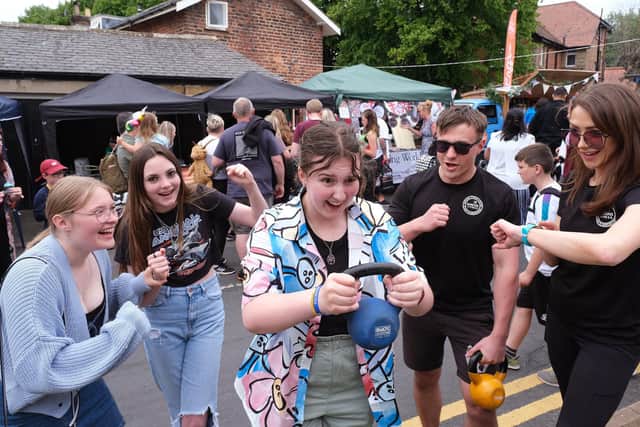 Scalby Fair 2022 - Kettlebell power..Cheering Ellenor and Emily with Matilda...being timed by Harley Harriaon and Rosie Probert of Barons Gym.