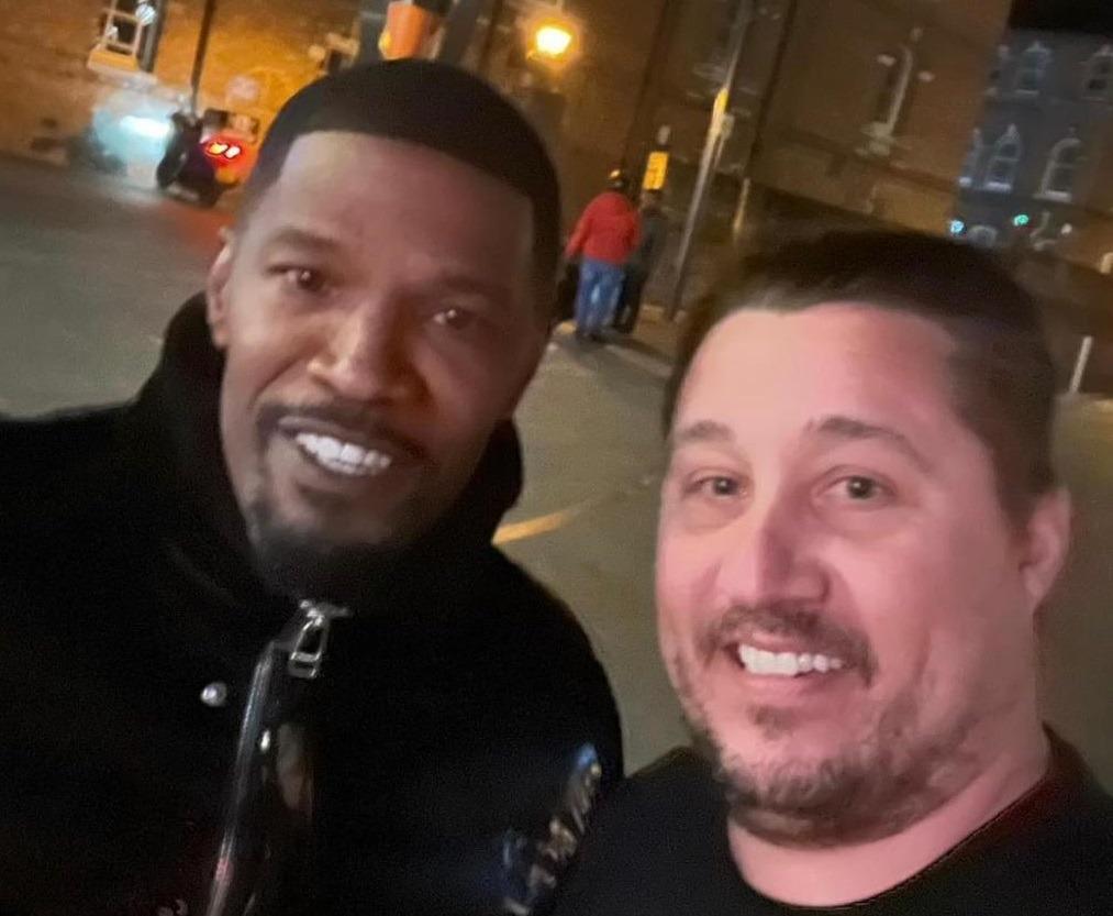 Bintang Hollywood Jamie Foxx menyenangkan staf restoran setelah bersantap di kota Inggris