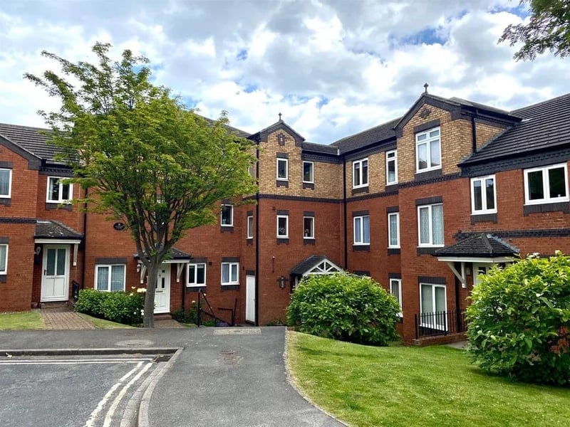 This three bedroom and one bathroom flat is for sale with Colin Ellis with a guide price of £139,000