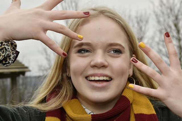 Maria shows off her Potter-themed look.