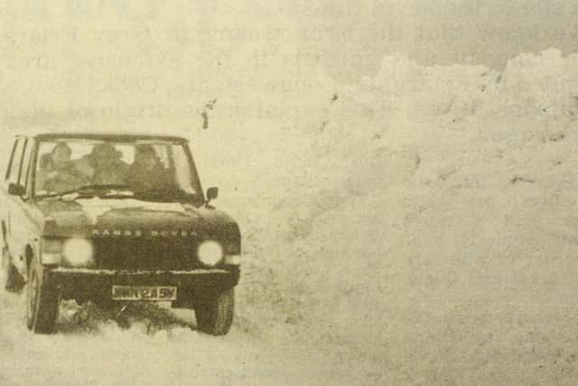 A Range Rover battles through snow between Filey and Gristhorpe in 1987.