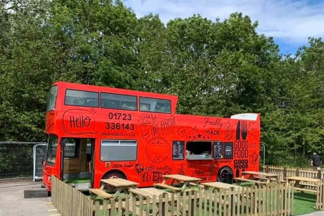 A converted bus serving american style fare. 
Overall user rating: 5.5/6. Food quality: 5.4/6. Delivery Time: 5.8/6. Service: 5.4/6.
