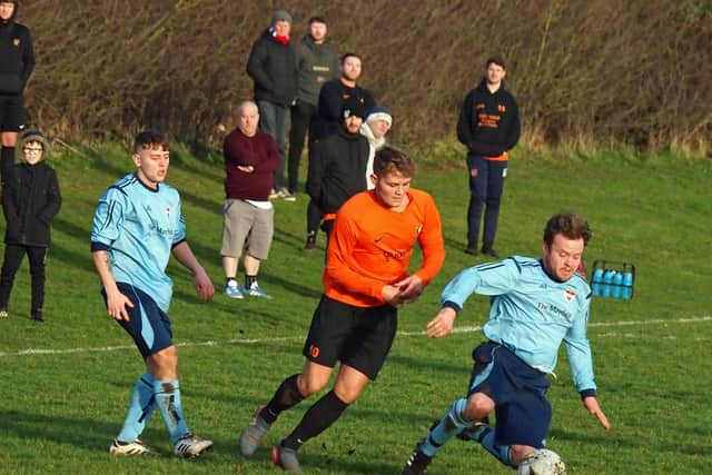 Seamer and Edgehill battle for the ball. Picture by Steve Lilly.