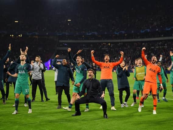Tottenham's manager Mauricio Pochettino celebrates victory with his team.