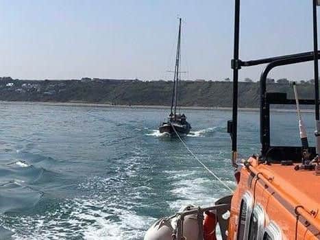 The lifeboat tows the yacht to Scarborough