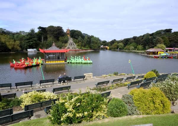 For Cafe Tasters, Peasholm Cafe, in Peasholm Park. The view over Peasholm lake from the cafe terrace.    0937137f 
pic Andrew Higgins   14/09/09     in Features