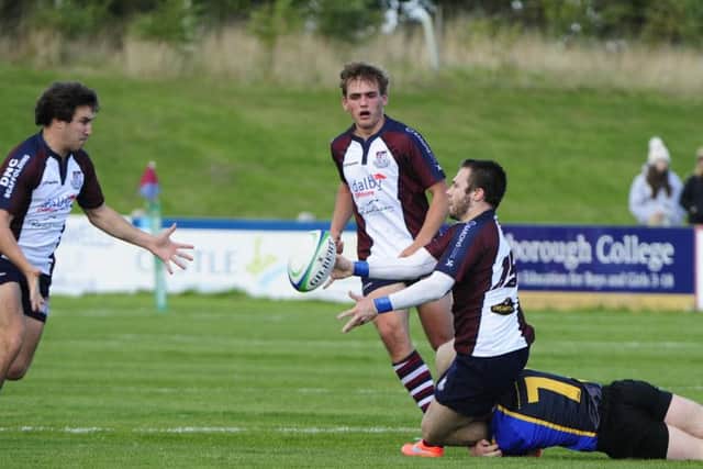 Harry Domett switches possession to Tom Harrison. Picture: Dave Campbell