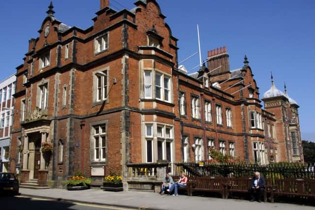 063408a    in E.News> BuildingsPlaces 21/8  pic AHScarborough Town Hall