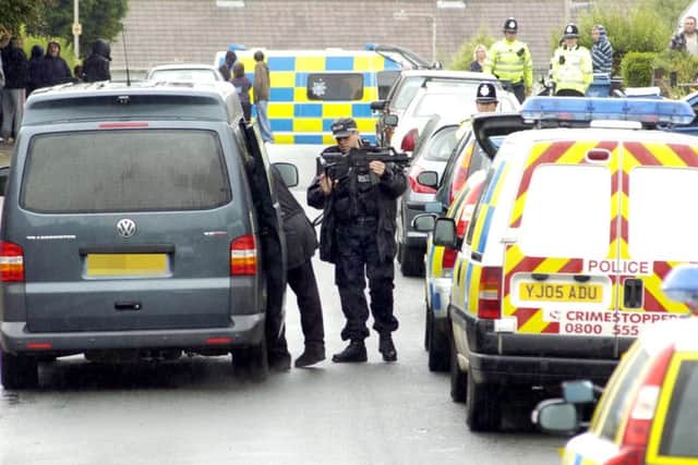 12/8/08 News
Armed siege on Herdborough Road in Eastfield..
More armed officers at the scene
083316d