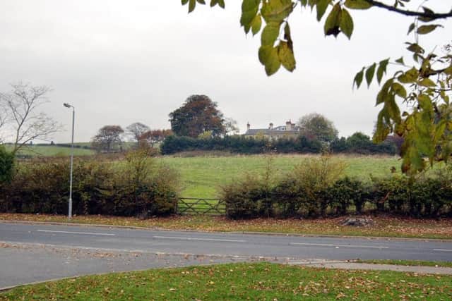 034416j in B28 28/10 pics AH
The greenfield site of the proposed private hospital development, off Lady Ediths Drive, opposite Raincliffe Sch'.