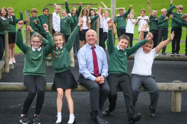 Airy Hill headteacher Jim Lidgley with the year 6 leavers, Jim is leaving the school this summer after 11 years. w172901a
Picture: Ceri Oakes. 19 July 2017.